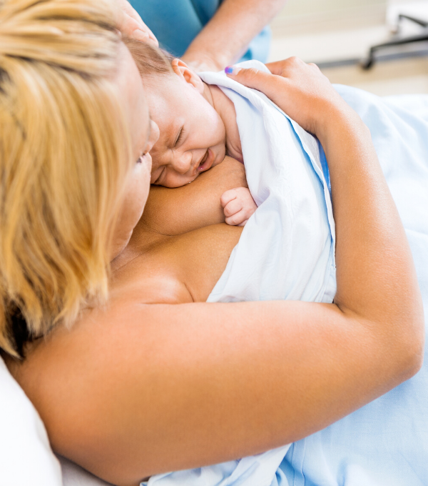 baby doing skin to skin on mom