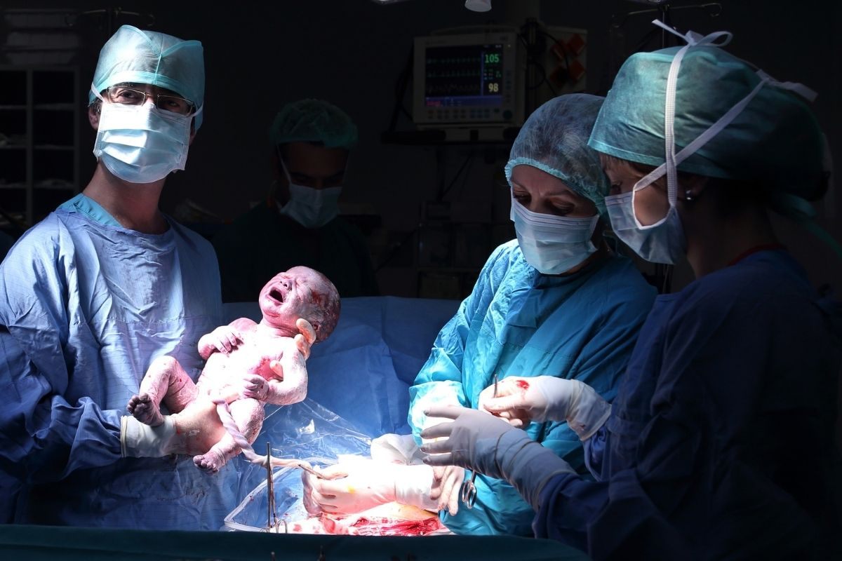 Normal Delivery vs Cesarean – How Does it Work and Which One Is Best to Choose?