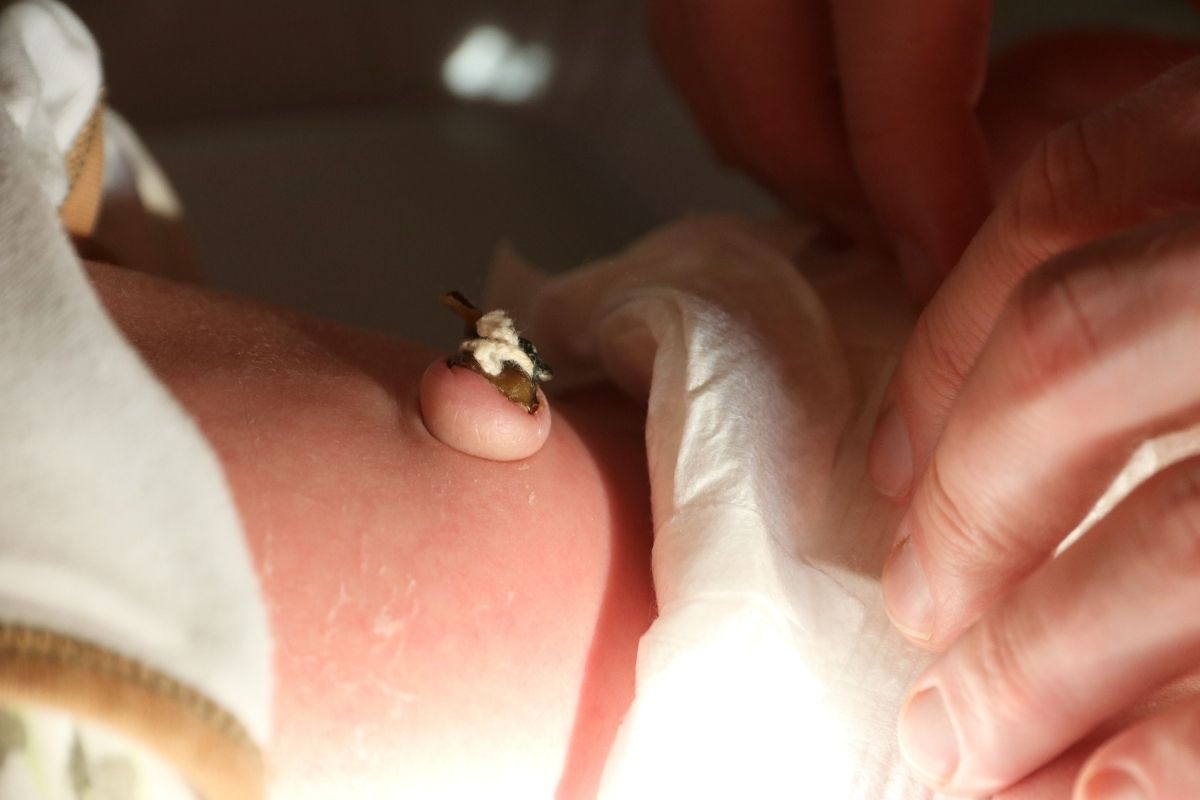 How to Clean and Care for a Newborn’s Belly Button